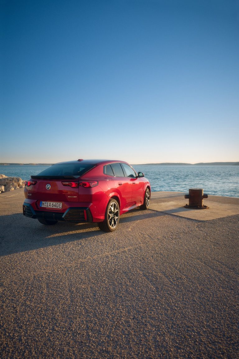 BMW iX3 a fondo: dónde se posiciona en el segmento SUV-D eléctrico premium