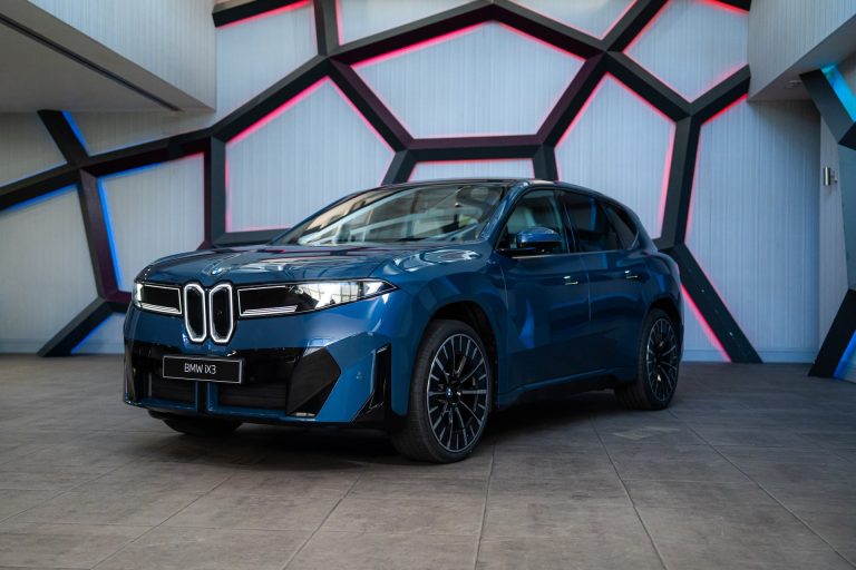BMW iX3 vs Mercedes-Benz EQE SUV: dos SUV-D eléctricos premium alemanes enfrentados