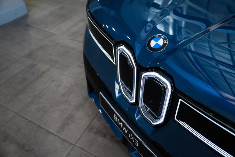 BMW X3 30e vs Volvo XC60 T6 Recharge: dos SUV-C PHEV premium con enfoques de rendimiento distintos