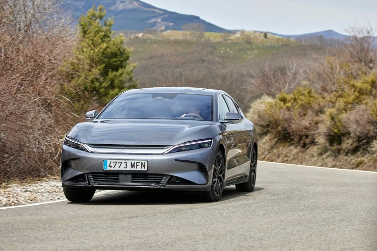 Guía para elegir SUV PHEV según kilometraje diario: cuándo compensa un enchufable y cuándo no