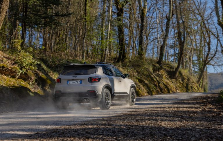 Cómo elegir un SUV eléctrico compacto para ciudades pequeñas: criterios de tamaño, radio de giro y recarga