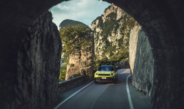 Jeep Compass 4xe vs Toyota RAV4 PHEV: dos SUV-C híbridos enchufables enfrentados