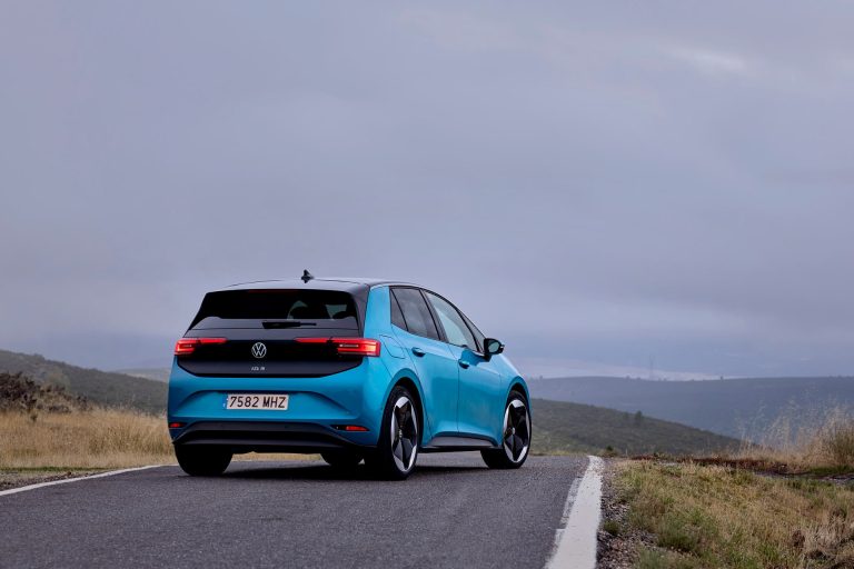 Cómo elegir un compacto eléctrico en 2026: criterios de autonomía, carga y uso real
