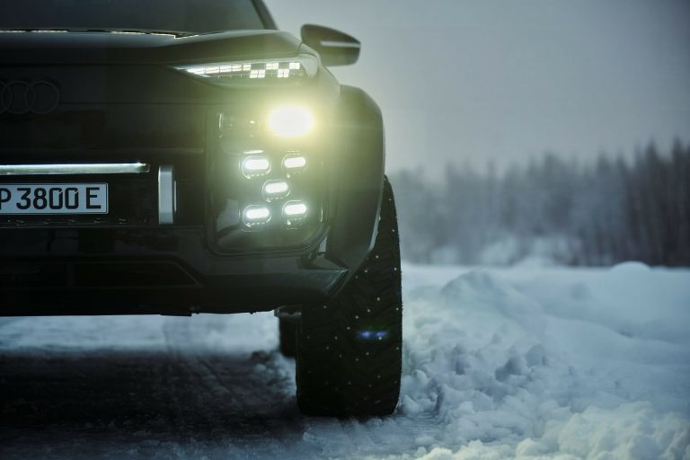 Cómo elegir un SUV premium con la mejor experiencia digital de a bordo en 2026: pantallas, HUD y asistente por