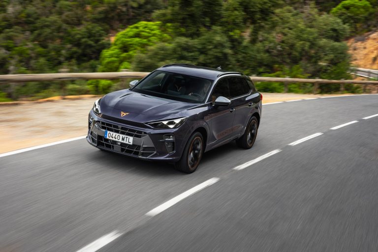 Guía para elegir compacto PHEV según kilometraje diario: cuándo compensa frente a un HEV
