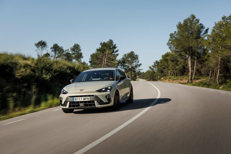 Cómo elegir un compacto PHEV para uso urbano en 2026: autonomía eléctrica, tamaño y recarga