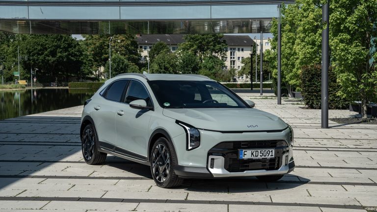 Kia Ceed PHEV vs Hyundai i30: dos compactos coreanos del segmento C comparados