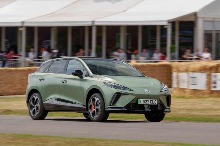 MG4 vs Peugeot e-308: dos compactos eléctricos generalistas con estrategias de precio distintas