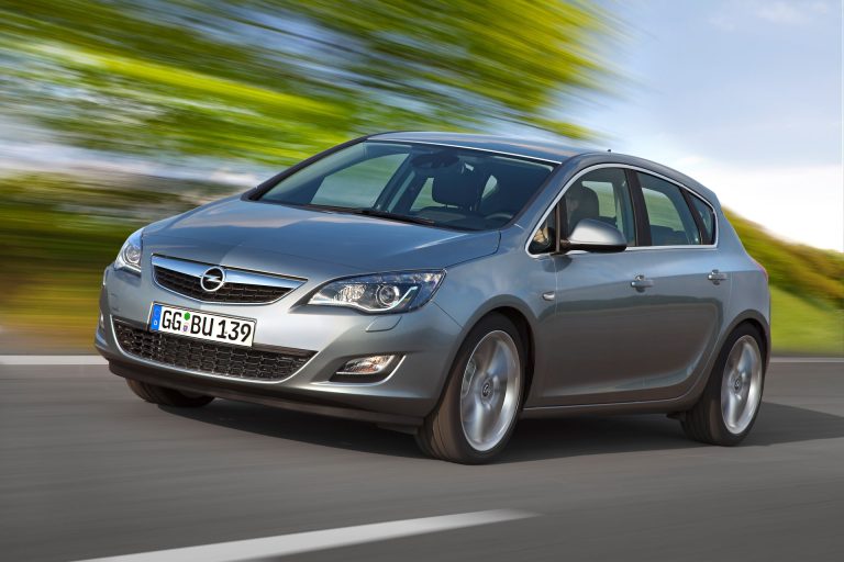 Opel Astra Hybrid a fondo: dónde se posiciona el compacto PHEV alemán del Grupo Stellantis