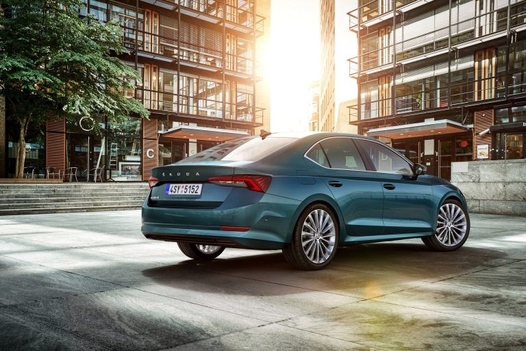 Ranking de compactos PHEV por capacidad de maletero con batería incluida en 2026