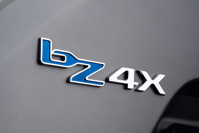 Toyota bZ4X a fondo: dónde se posiciona el SUV eléctrico japonés para uso urbano
