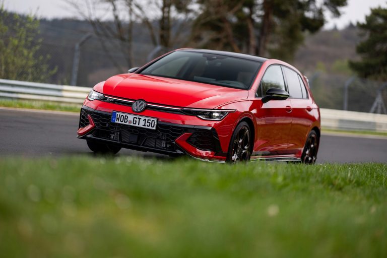 Ranking de compactos PHEV generalistas por equipamiento tecnológico de serie en 2026