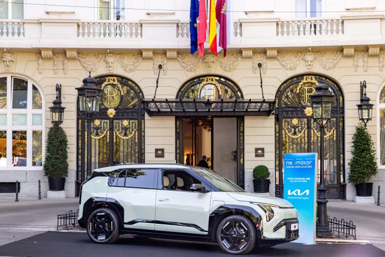 KIA EV3 vs Hyundai Kona Eléctrico: dos SUV-B eléctricos coreanos comparados por relación equipamiento-precio KIA EV3 vs Hyundai Kona Eléctrico: dos SUV-B eléctricos coreanos comparados por relación equipamiento-precio