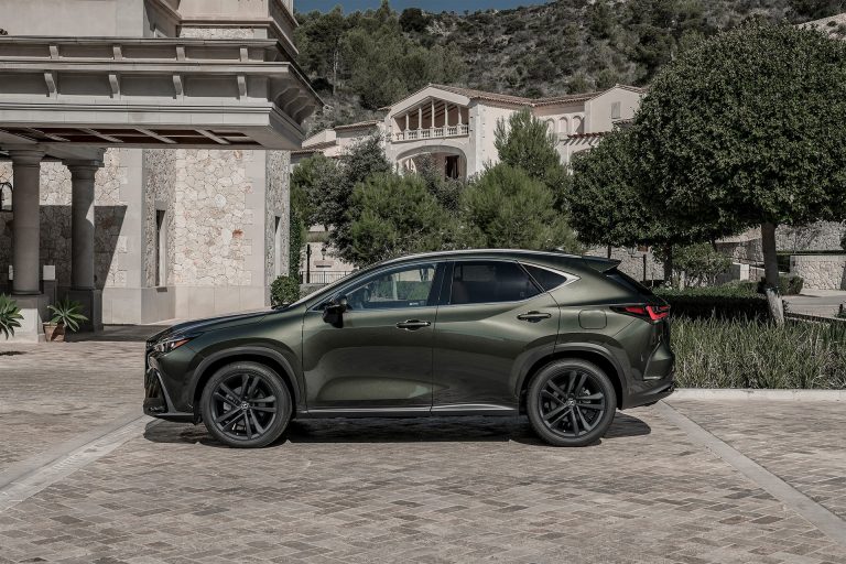 Lexus NX 450h+ vs Toyota RAV4 Plug-in: dos SUV-C PHEV japoneses del mismo grupo enfrentados