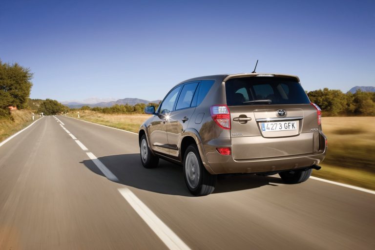 Ranking de SUV-C PHEV por consumo real en modo híbrido en 2026